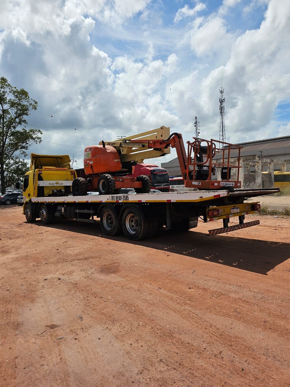 Caminhão plataforma para operações de transporte